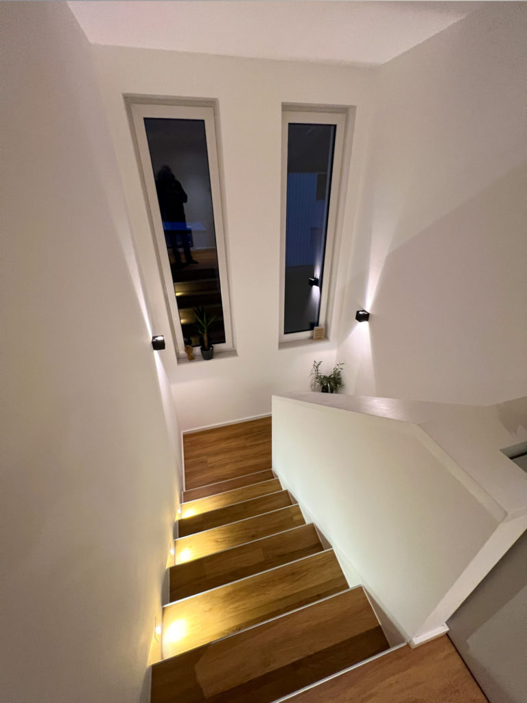 Treppe beleuchtet mit verstellbaren Up / Down Wandleuchten