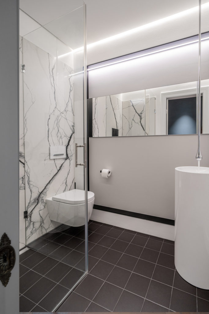 WC - LED Bänder in Schattenfuge - Umgesetzt mit Fahr Architekten BDA