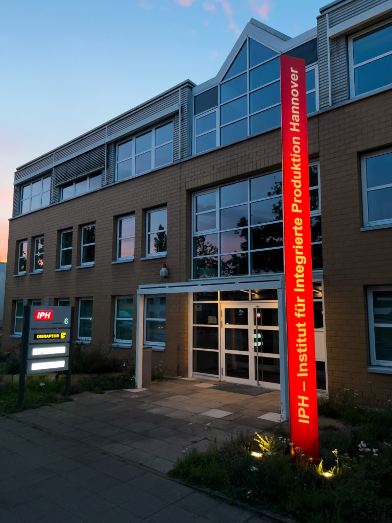 Eingangsbereich mit beleuchtetem Firmenschild - IPH Hannover