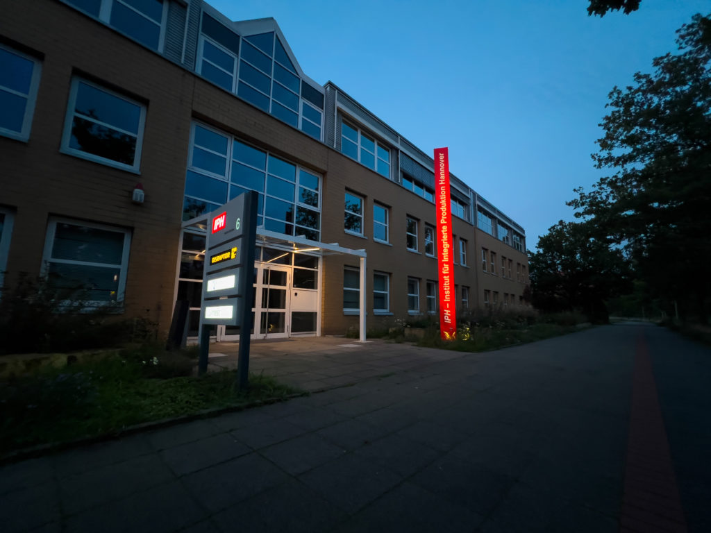 Eingangsbereich mit beleuchtetem Firmenschild - IPH Hannover