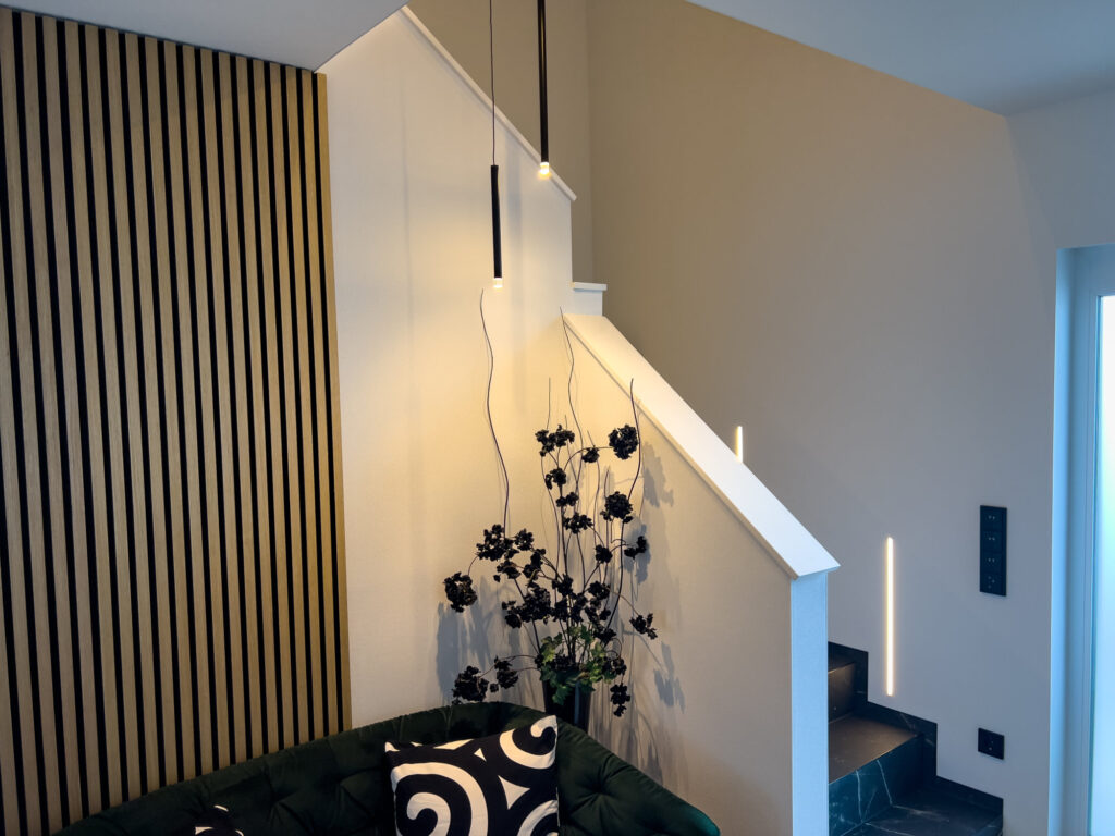 Dielenbereich mit Pendelleuchten und Stufenlicht für die Treppe