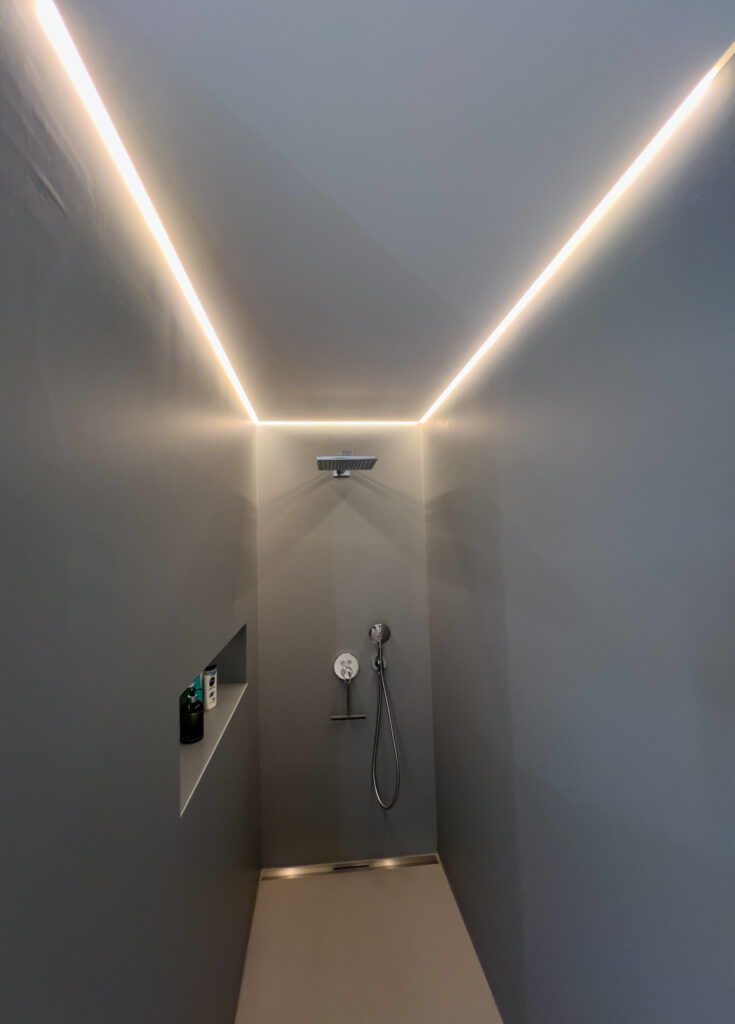 Dusche mit indirekter LED Beleuchtung