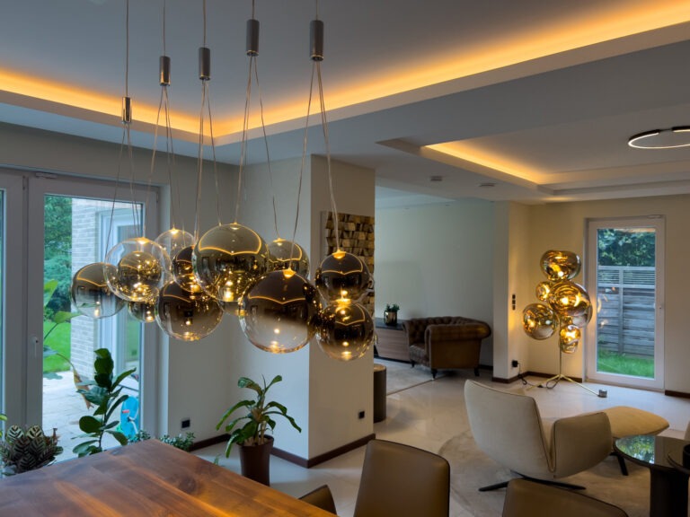 Moderne Esszimmerbeleuchtung mit dekorativen Pendelleuchten und indirekter LED-Schattenfuge