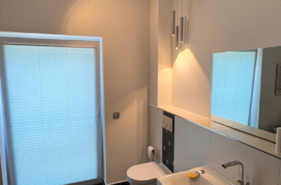 Badezimmer mit hohen Decken