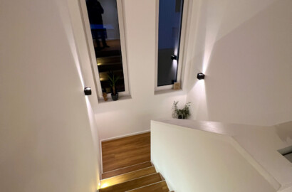 Treppe beleuchtet mit verstellbaren Up / Down Wandleuchten