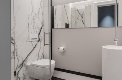 Modernes WC mit indirekter LED-Beleuchtung in der Schattenfuge und minimalistischer Ausstattung