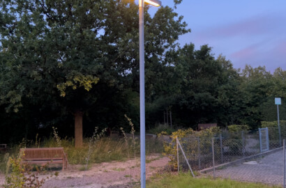 Moderne Mastaufbauleuchte mit warmem LED-Licht zur Außenbeleuchtung eines Grün- und Aufenthaltsbereichs