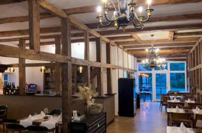 Restaurant mit historischer Fachwerkstruktur, Kronleuchtern und warmem Lichtkonzept