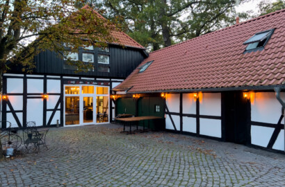 Außenbeleuchtung eines historischen Fachwerkensembles mit warmem Licht im Innenhof