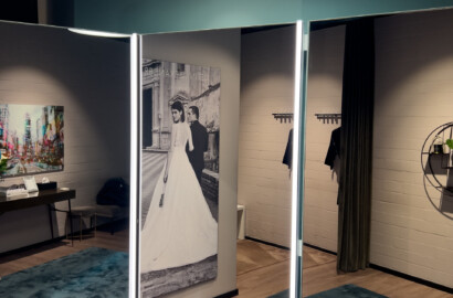 Spiegelwände mit integrierter LED-Linienbeleuchtung und runden Deckenleuchten im modernen Showroom