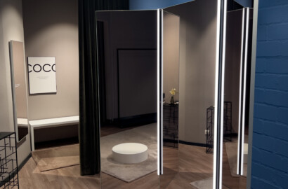 Vertikale Spiegelbeleuchtung mit integrierten LED-Lichtlinien im modernen Ankleide- und Showroombereich