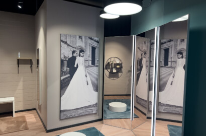 Großformatige Deckenleuchten und vertikale Lichtlinien im Spiegelbereich eines modernen Showrooms