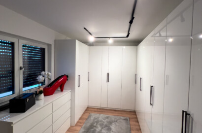 Modulares Deckenschienensystem mit Spots zur klaren und gleichmäßigen Beleuchtung einer modernen Ankleide