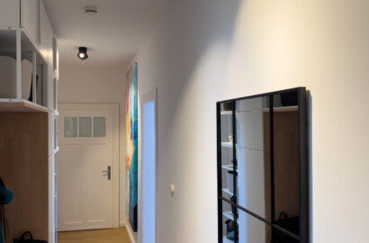 Dezente LED-Deckenspots mit gerichteter Lichtführung zur atmosphärischen Ausleuchtung eines modernen Flurs