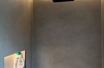 Indirekte LED-Beleuchtung in der Schattenfuge zur ruhigen und hochwertigen Ausleuchtung einer modernen Dusche