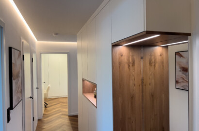 Indirekte LED-Lichtbänder in der Schattenfuge zur ruhigen und hochwertigen Ausleuchtung eines modernen Flurs
