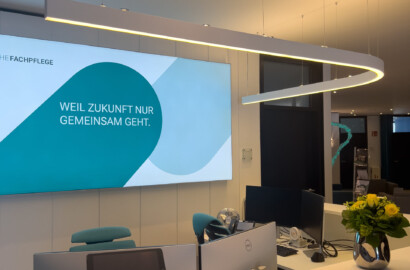 Moderne LED-Pendelleuchte über einem Empfangstresen, optimal ausgerichtet für angenehmes, blendfreies Licht.
