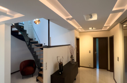 Indirekte Deckenbeleuchtung mit LED-Lichtbändern in moderner Diele