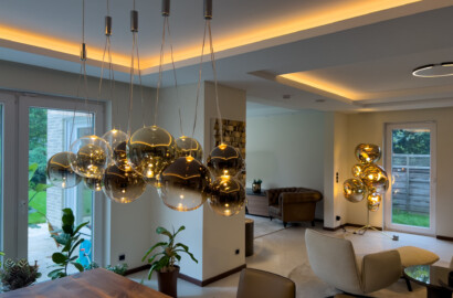 Moderne Esszimmerbeleuchtung mit dekorativen Pendelleuchten und indirekter LED-Schattenfuge